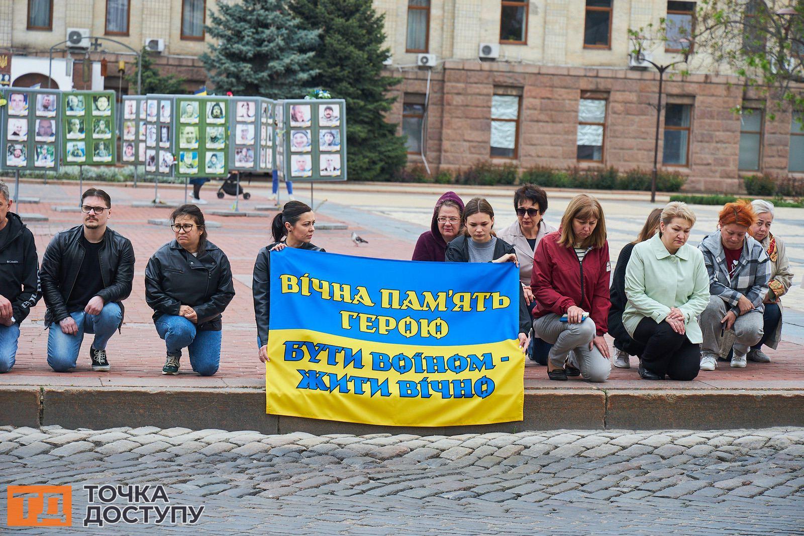 Жителі Кропивницького прийшли на площу Героїв Майдану, щоб вшанувати військового.