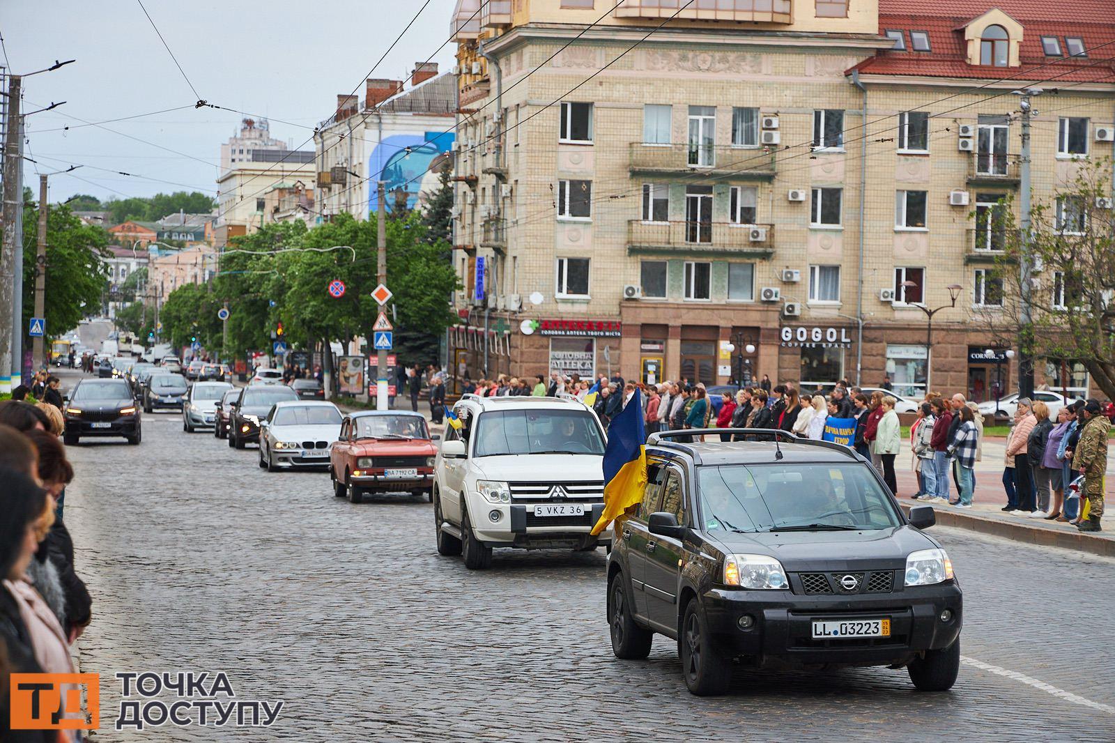На площі Героїв Майдану в Кропивницькому віддали шану загиблому воїну.