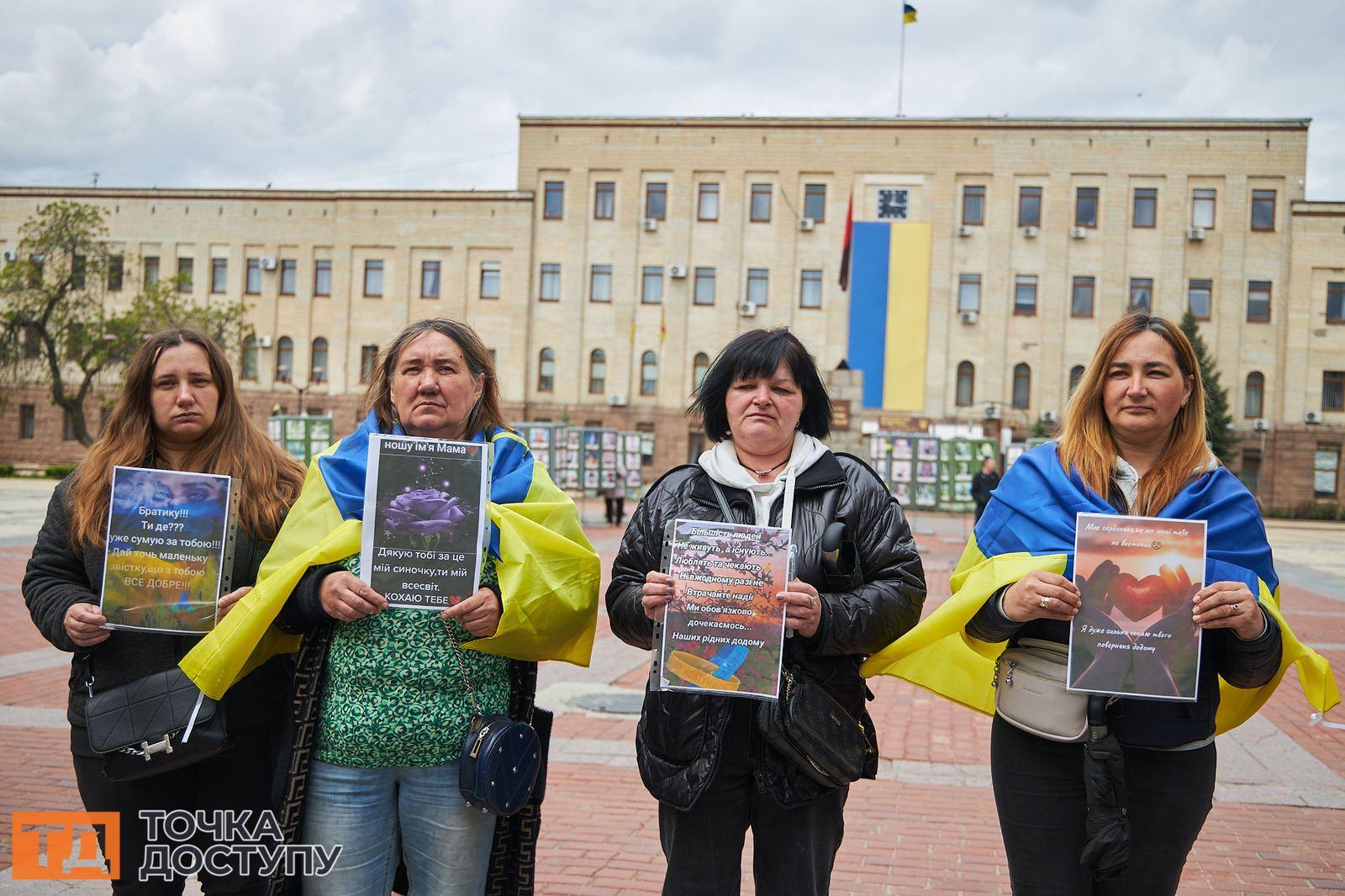 На площі Героїв Майдану в Кропивницькому відбулася акція "Не мовчи! Полон вбиває!"