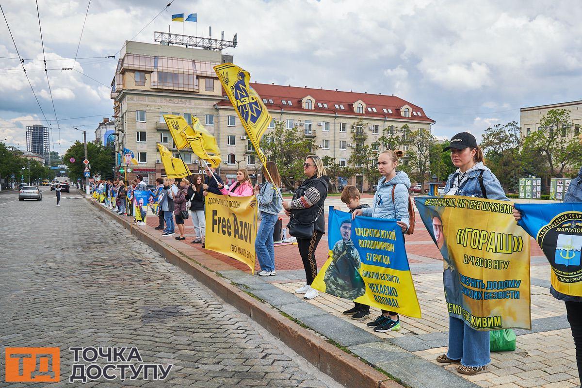 На площі Героїв Майдану в Кропивницькому відбулася акція солідарності з полоненими та зниклими захисниками.