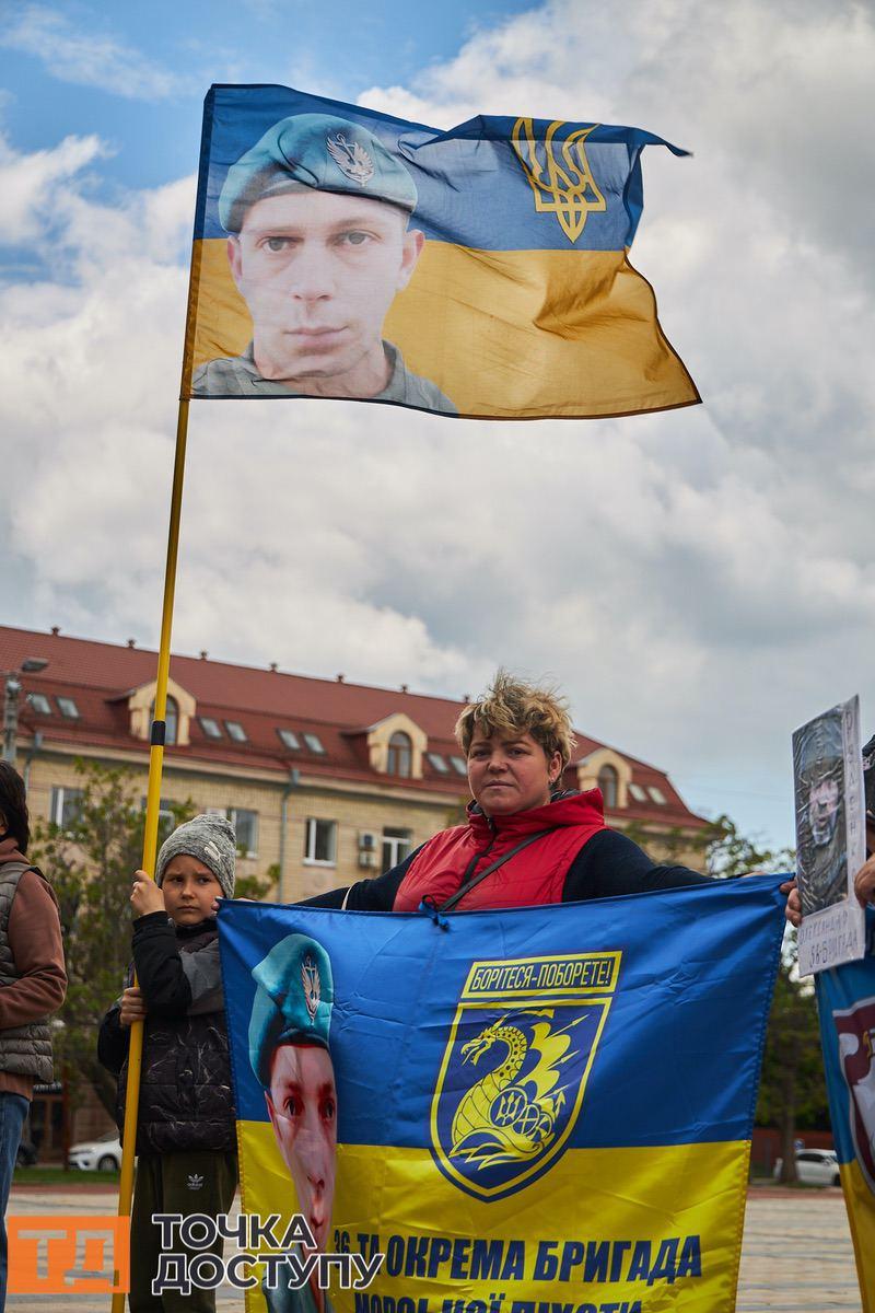 Містяни Кропивницького зібралися на площі Героїв Майдану, щоб підтримати родини військовополонених.