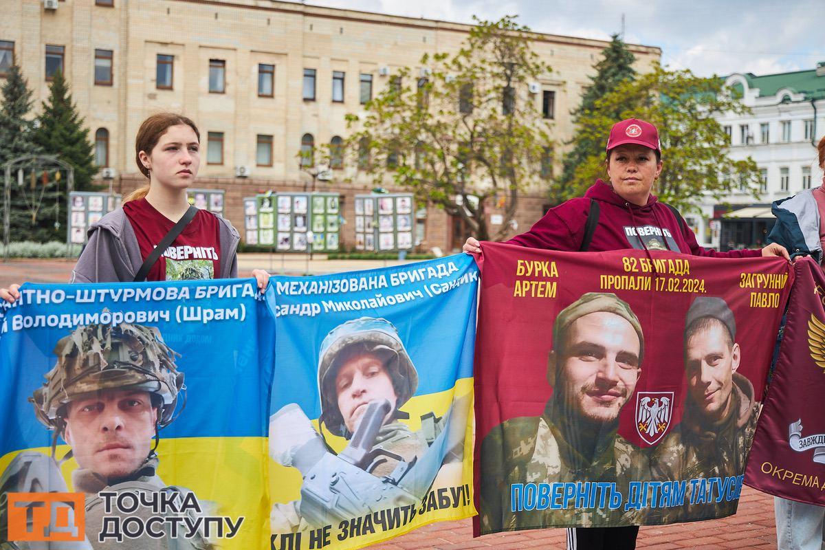 У Кропивницькому на центральній площі пройшла мирна акція на підтримку захисників, які перебувають у полоні.