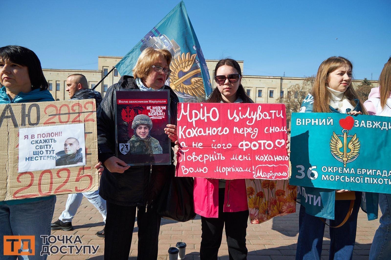 Бабуся та дівчина Дмитра Чорного. Акція на підтримку військовополонених та зниклих безвісти. Фото з архіву Точки доступу