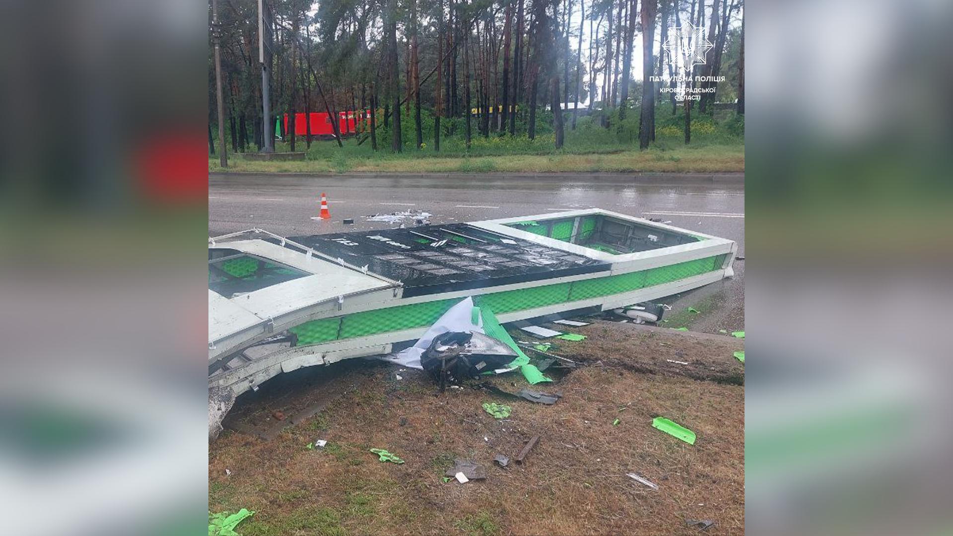 У Кропивницькому водій Mercedes-Benz врізався в табло з цінами на АЗС