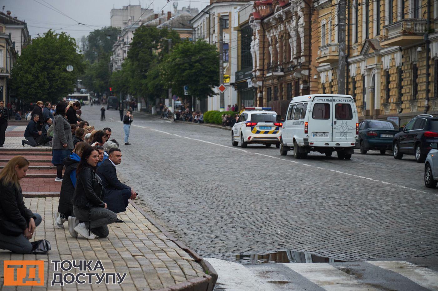 У центрі Кропивницького, на площі Героїв Майдану, містяни провели в останню путь захисника.