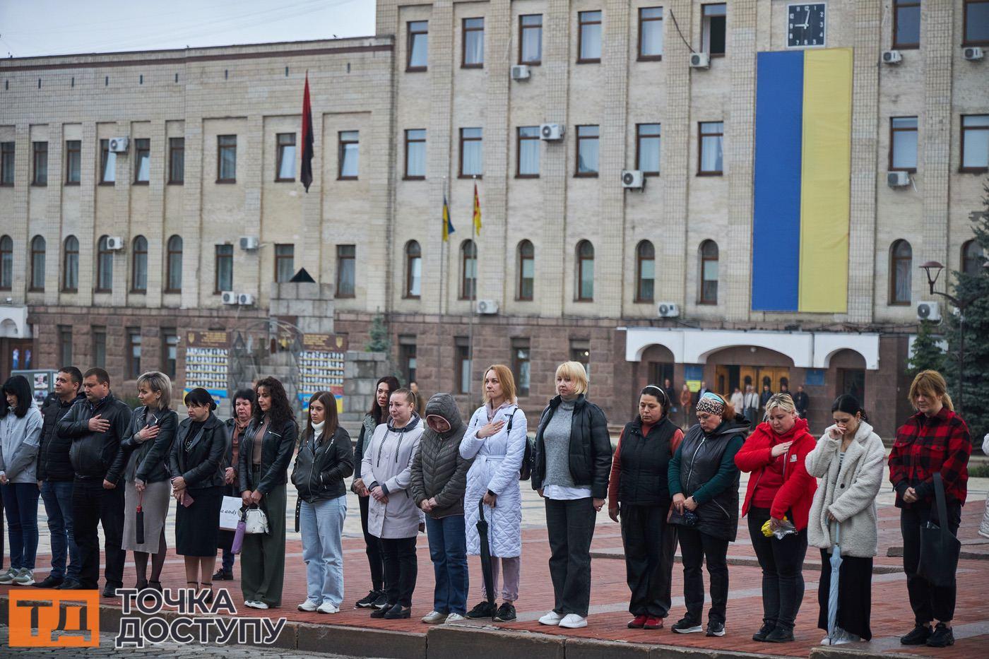 Містяни зібралися на площі Героїв Майдану в Кропивницькому, щоб попрощатися з воїном.