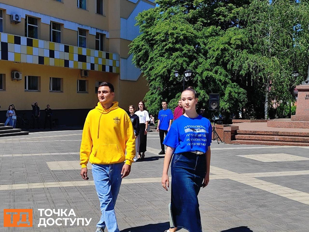 Одяг з символікою університету