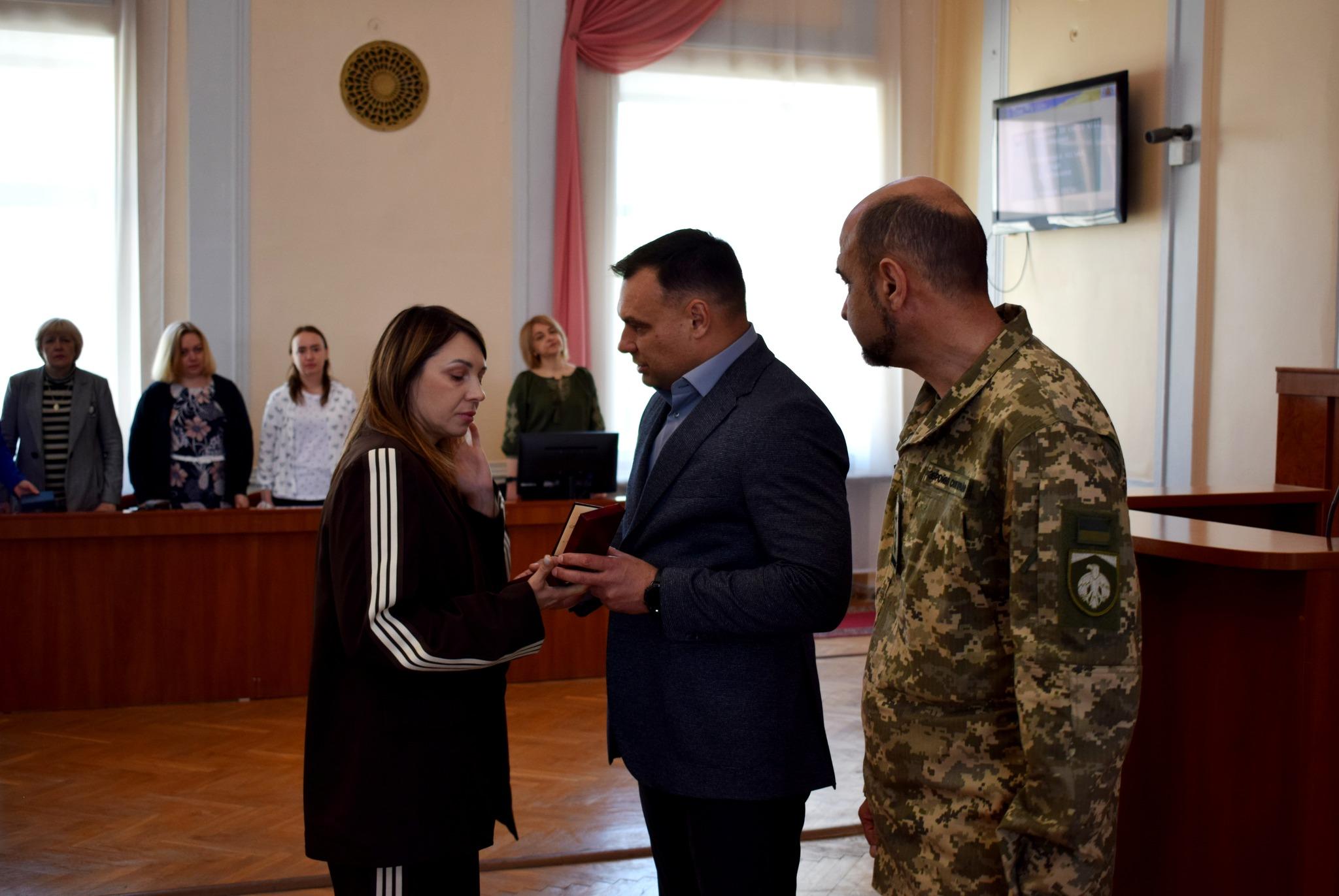Вручення відзнак рідним загиблих військових у Кропивницькому