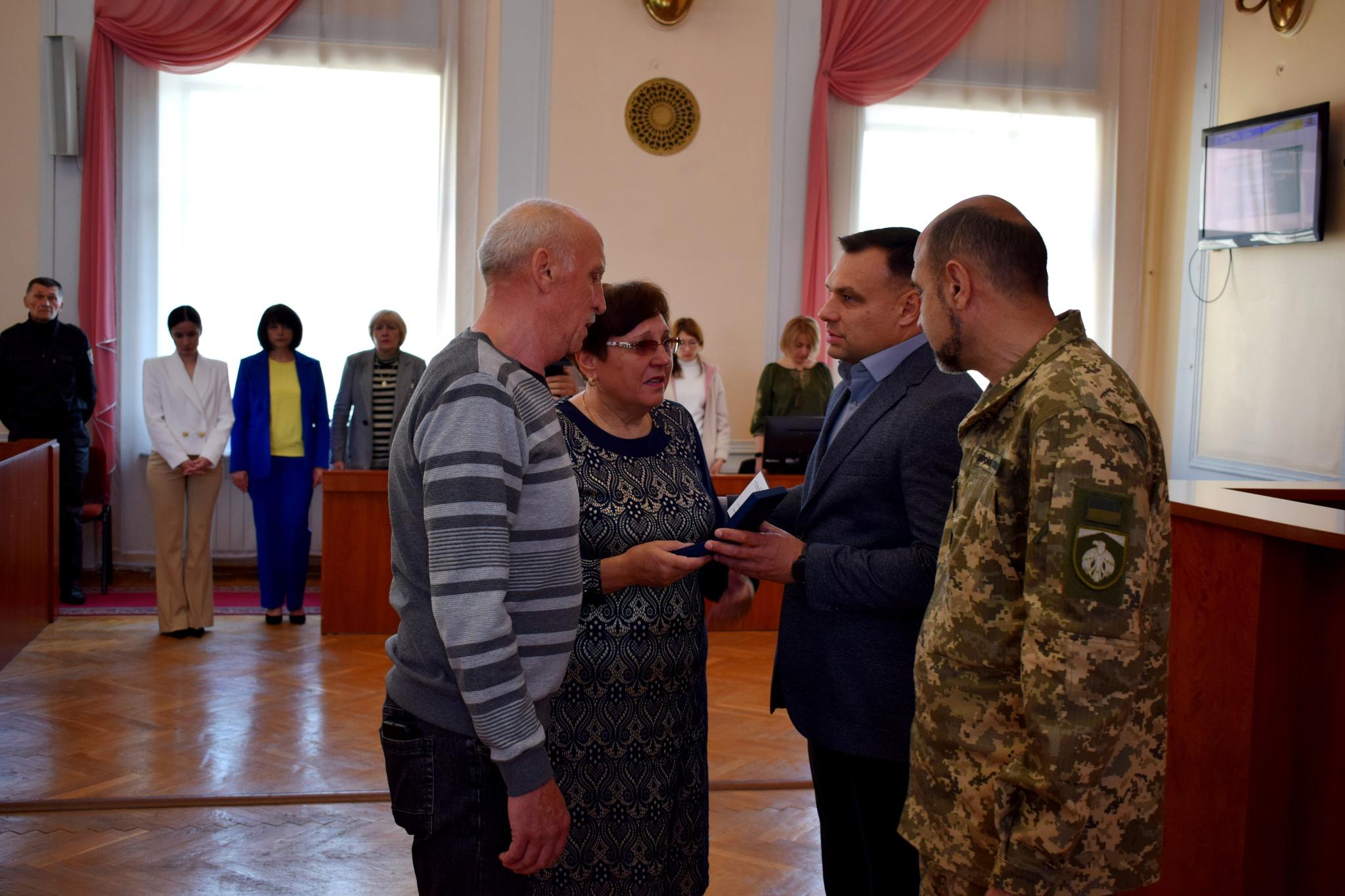 Вручення відзнак рідним загиблих військових