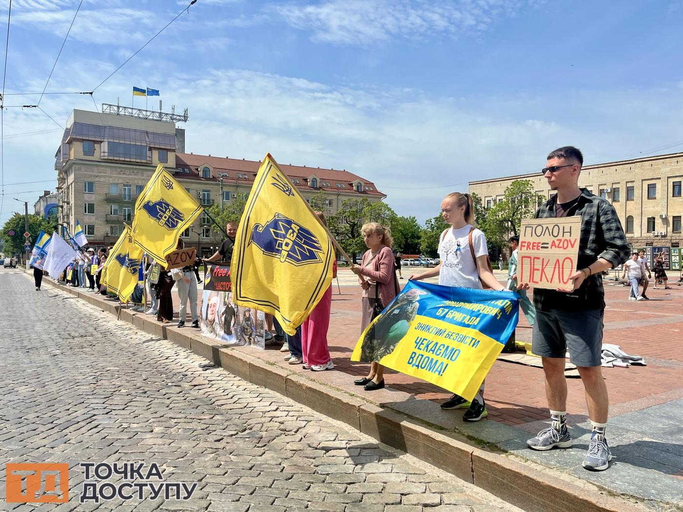 У Кропивницькому пройшла щотижнева акція на площі Героїв Майдану — за свободу полонених і долю зниклих.