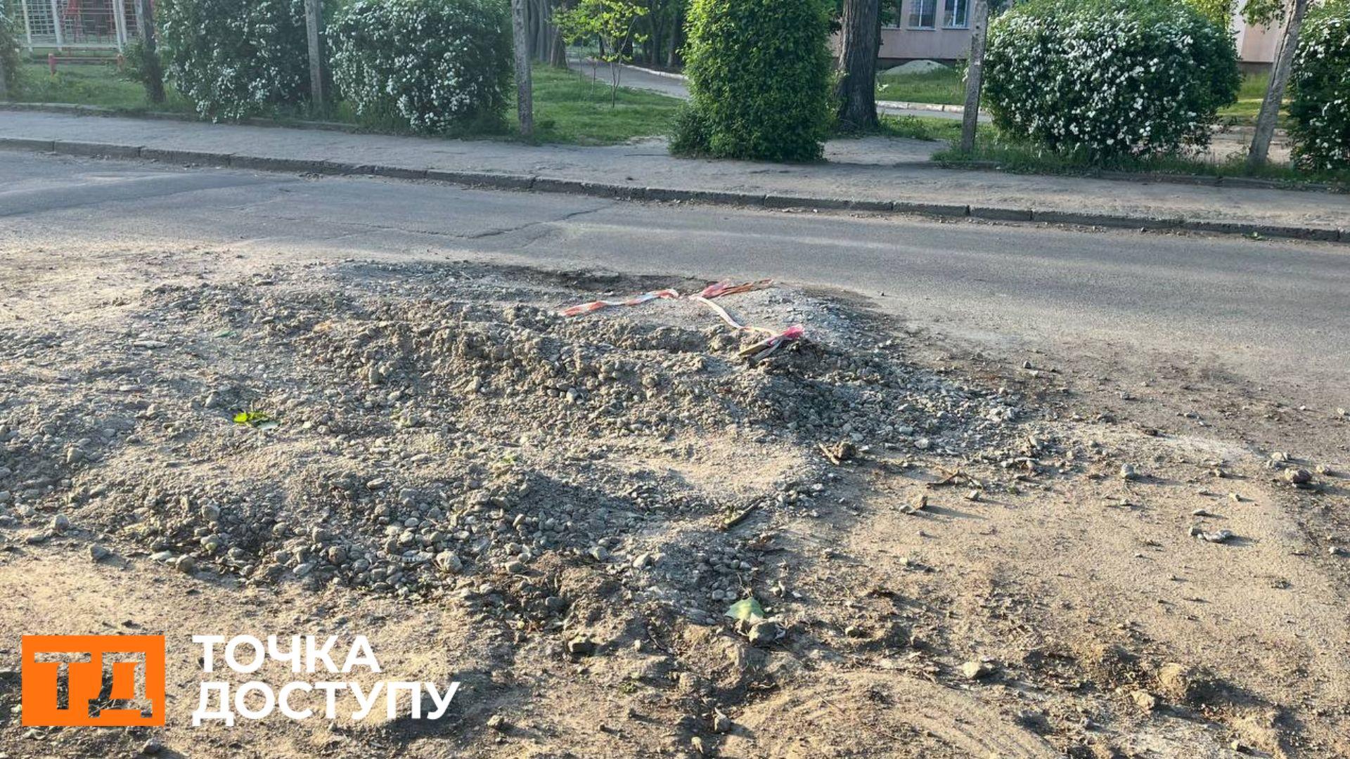 У Кропивницькому деякі місця поривів огороджують гілками й стрічкою: чи це законно це