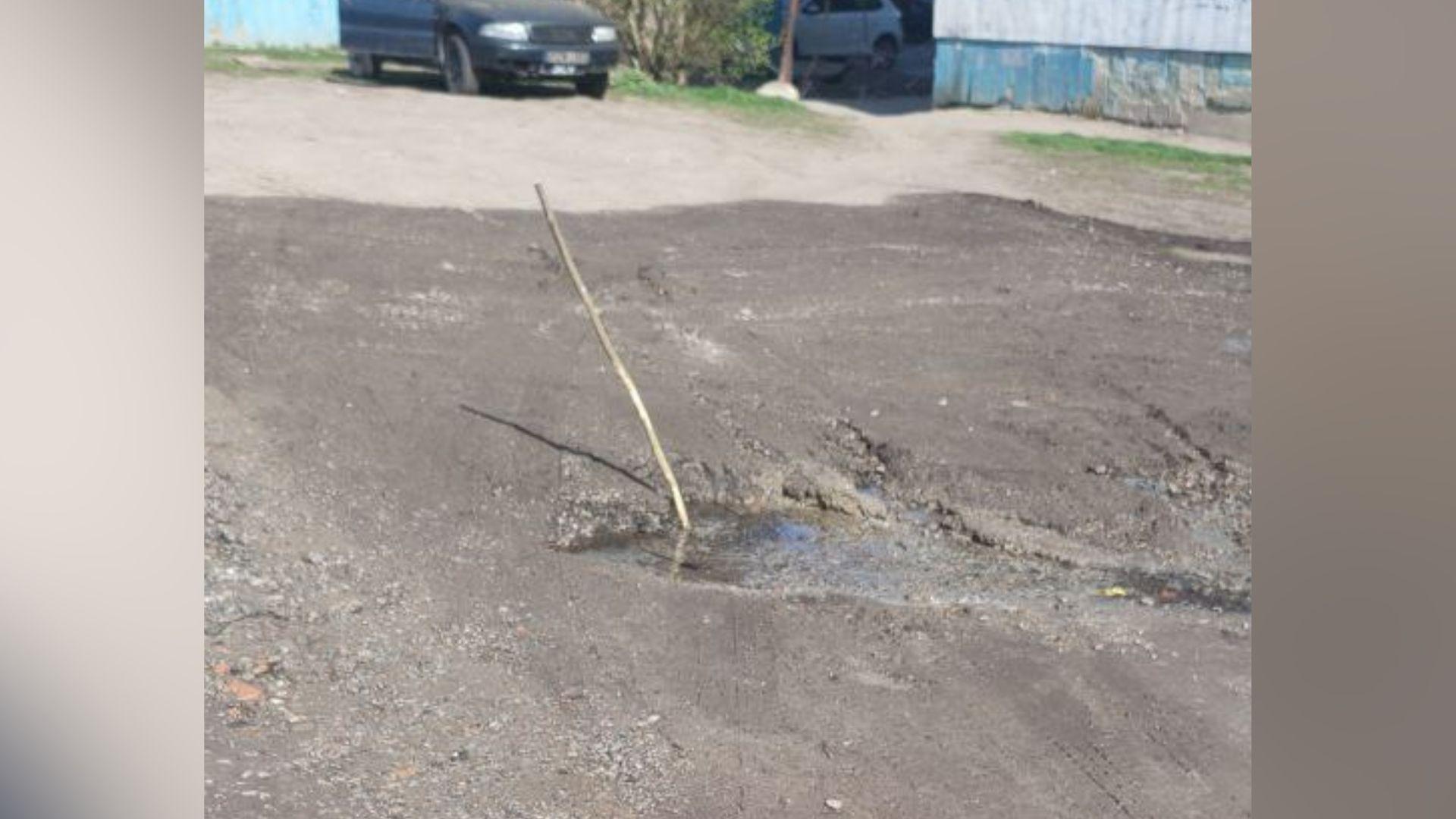 У Кропивницькому деякі місця поривів огороджують гілками й стрічкою: чи це законно це