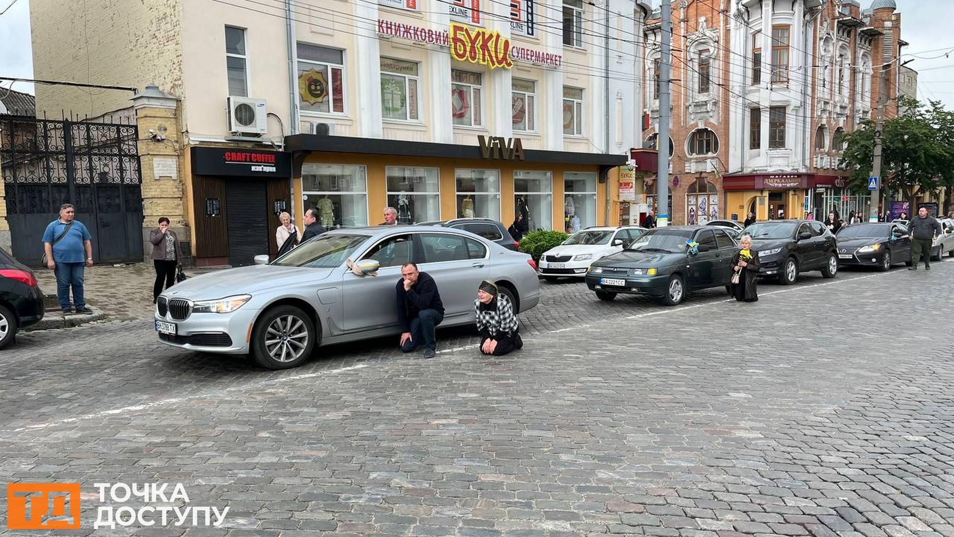 У центрі Кропивницького зупинився траурний кортеж