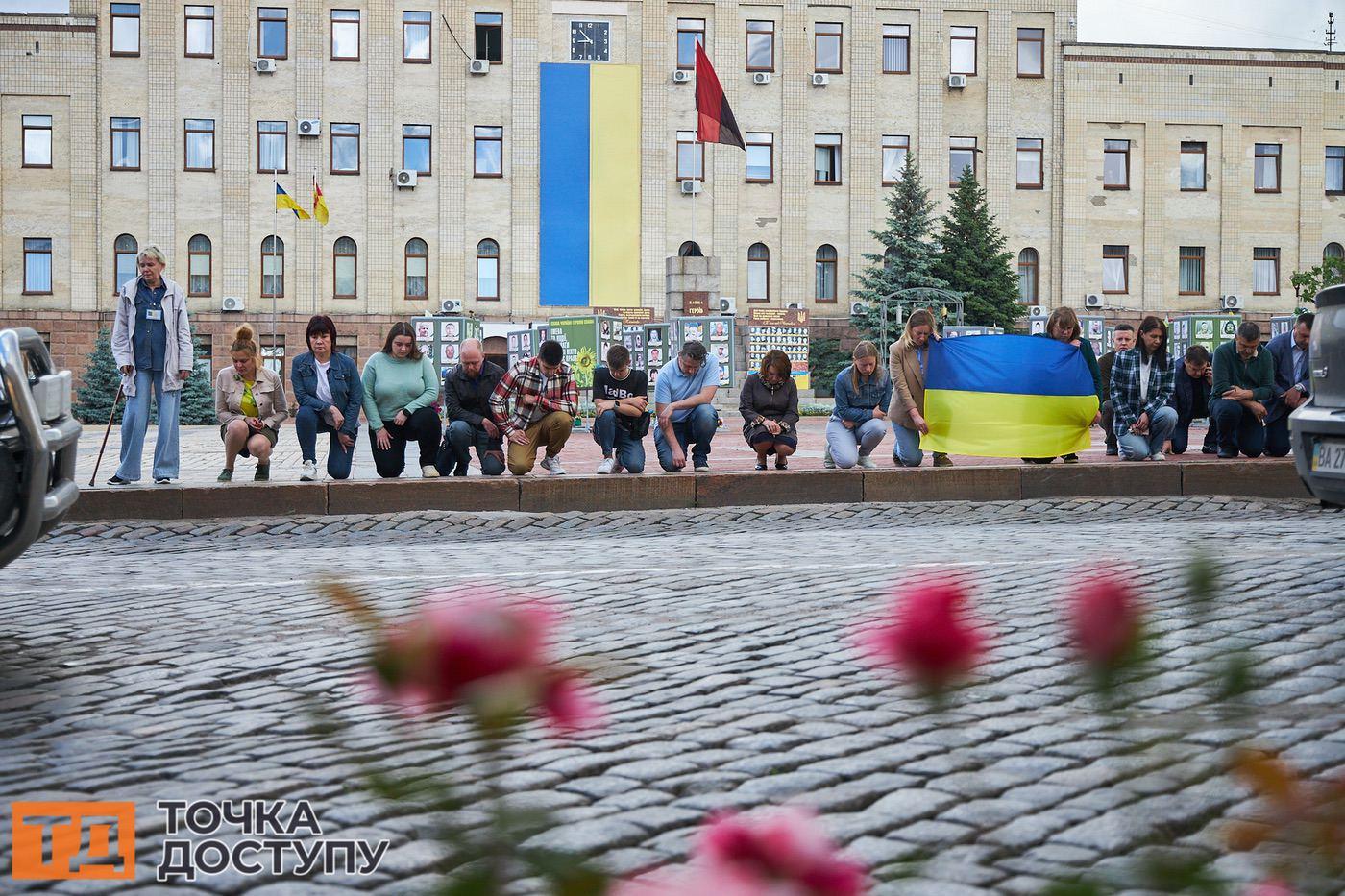 Мешканці Кропивницького зібралися на площі Героїв Майдану, щоб провести в останню путь загиблого героя.