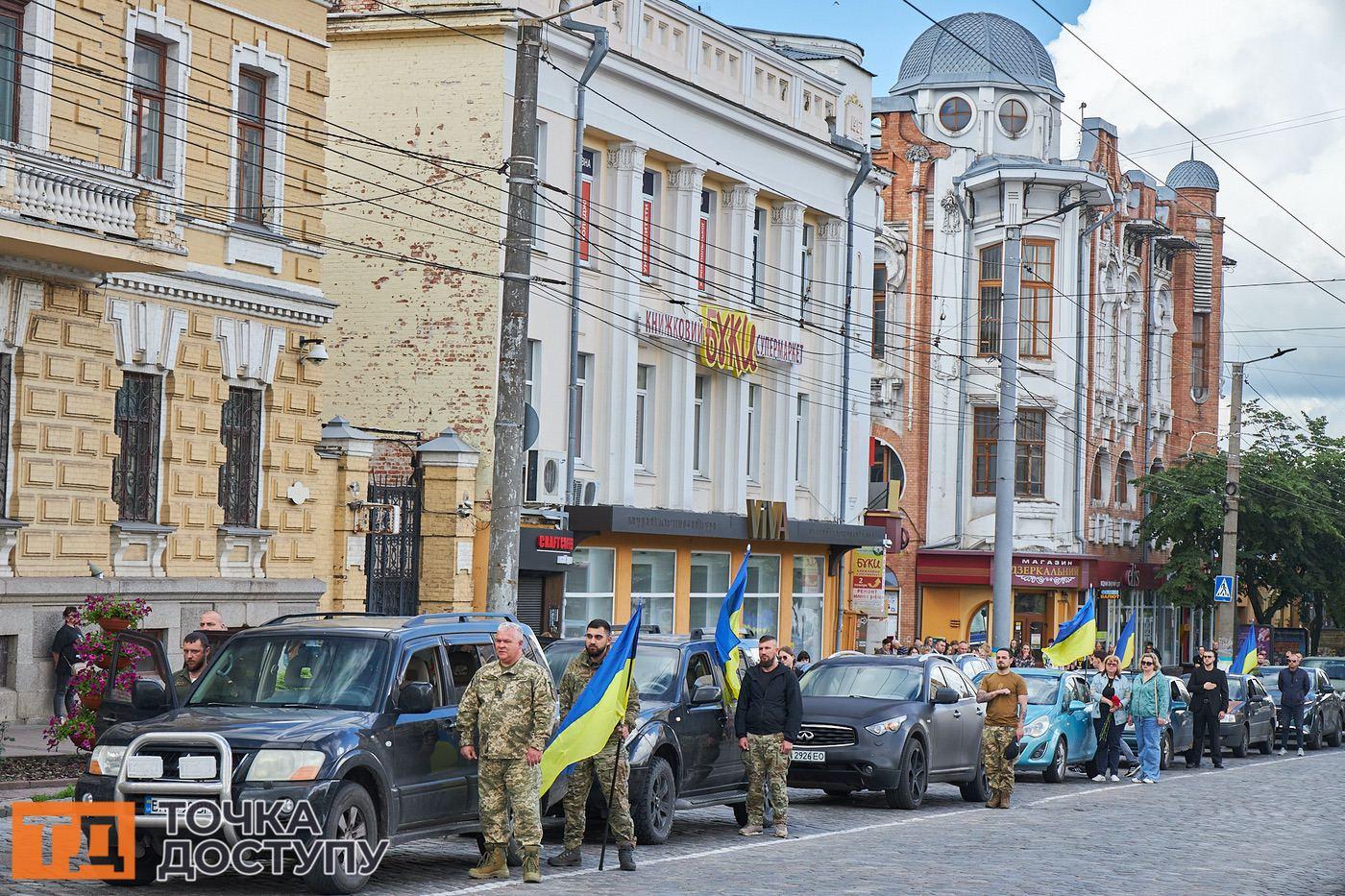 У Кропивницькому, на площі Героїв Майдану, віддали останню шану полеглому захиснику.