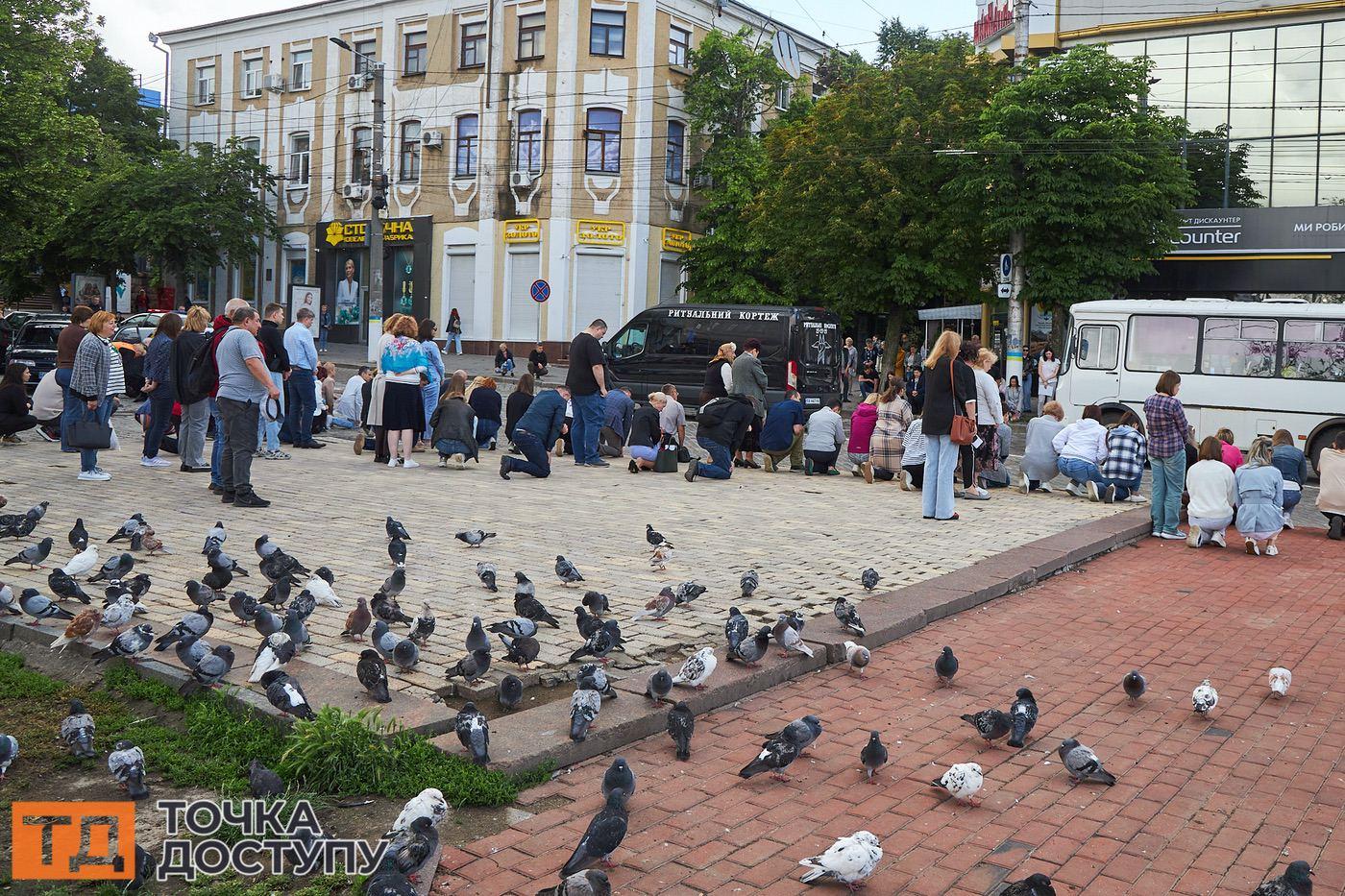 На головній площі Кропивницького — Героїв Майдану — попрощалися з мужнім воїном, який загинув на фронті.