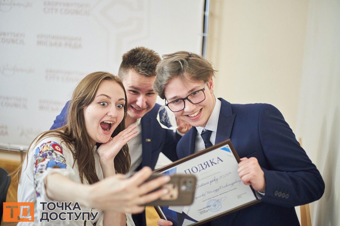На сцені у Кропивницькому вручили відзнаки дітям, які стали переможцями проєкту «Дитина року».