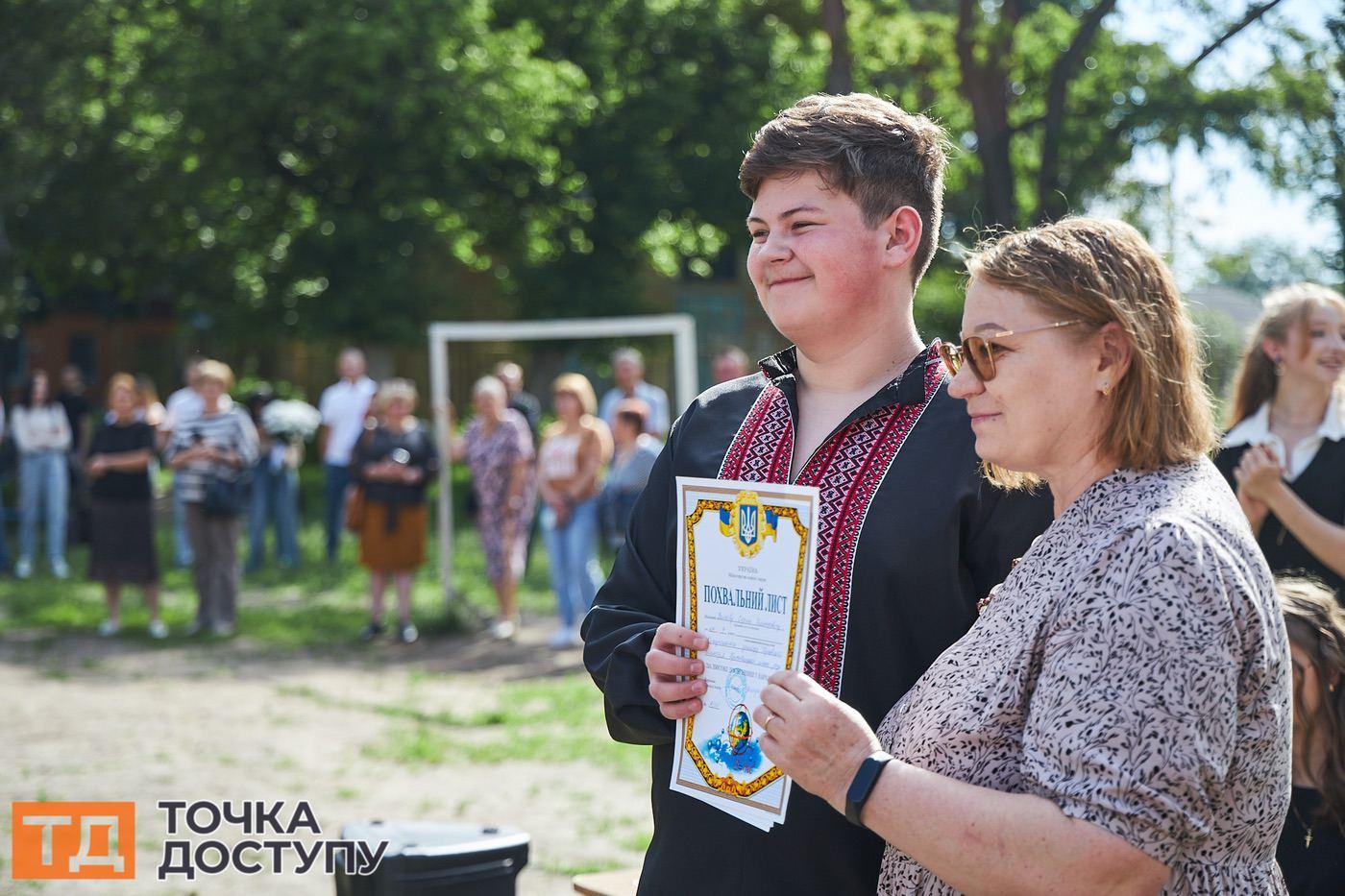 У школах Кропивницького пролунали останні дзвоники для випускників і учнів.