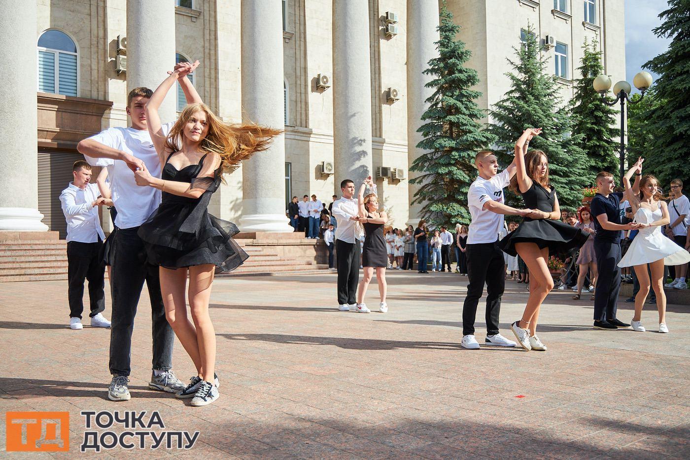Випускники Кропивницького закружляли у вальсі під час святкового фестивалю.