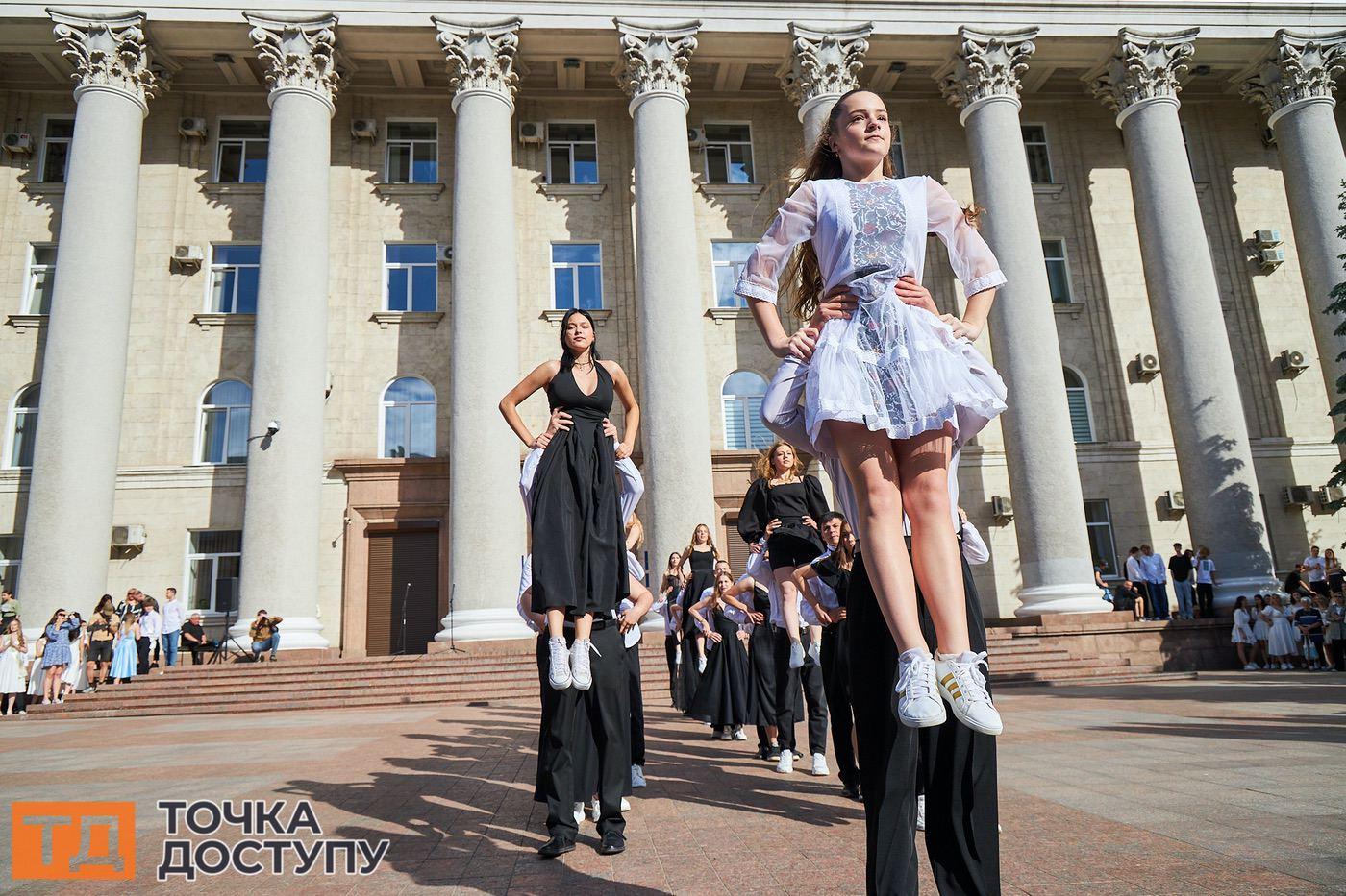 На головній площі Кропивницького відгуляли фестиваль випускних вальсів.