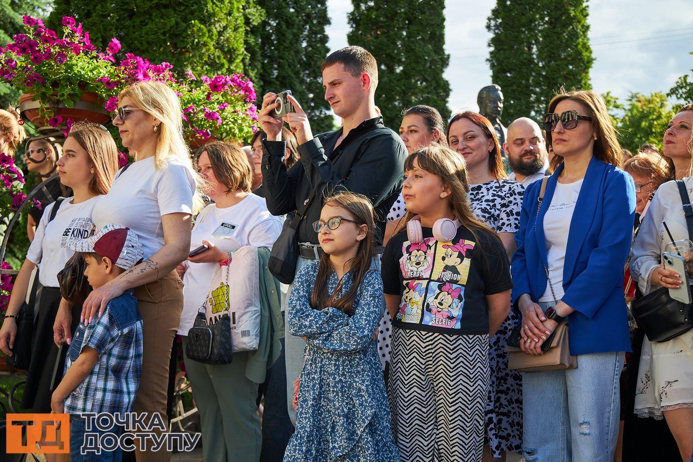 Випускники Кропивницького подарували глядачам чарівне танцювальне дійство під час фестивалю вальсів.