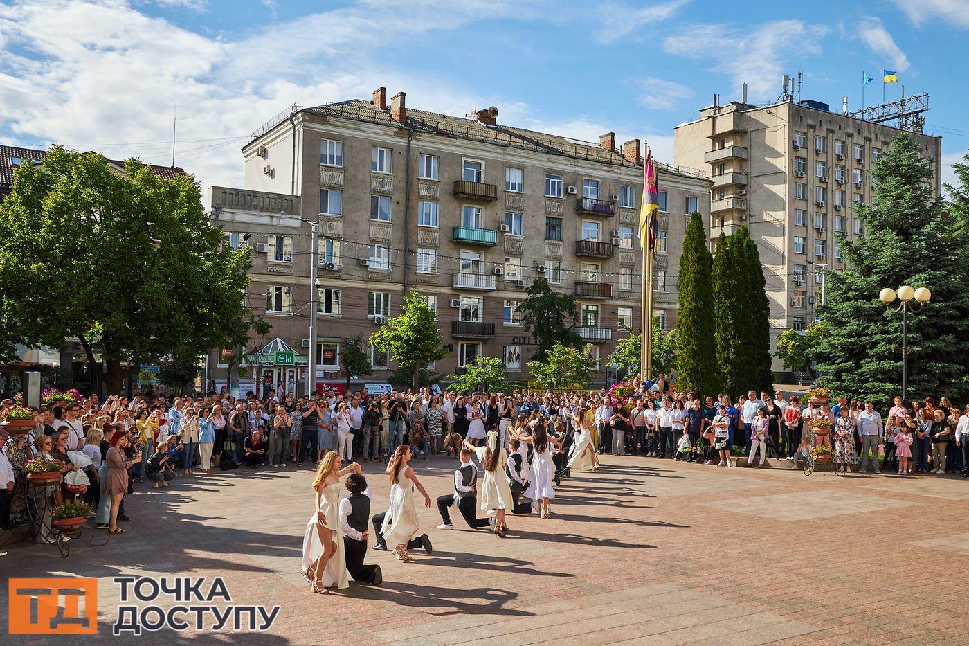 У Кропивницькому традиційно провели фестиваль випускних вальсів.