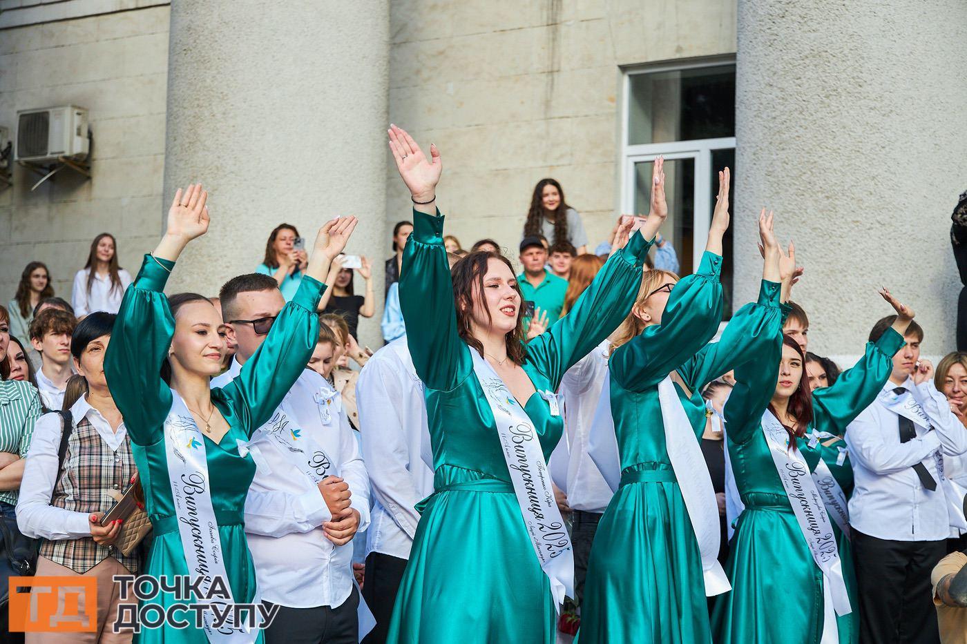 Фестиваль вальсів у Кропивницькому зібрав випускників, учителів і батьків.