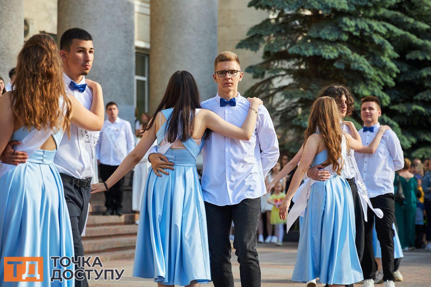 Випускний настрій заполонив Кропивницький під час фестивалю вальсів.