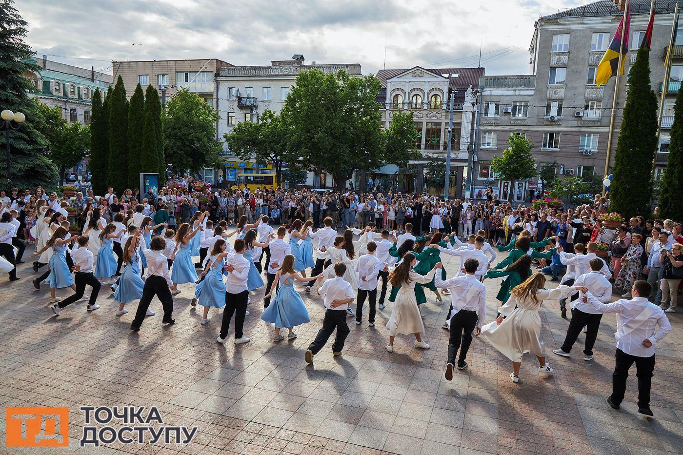Танцювальні пари випускників прикрасили вулиці Кропивницького під час фестивалю вальсів.