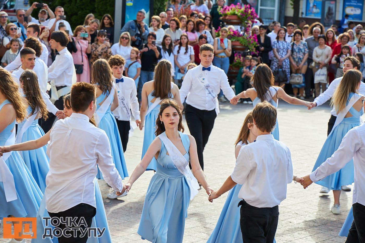 Урочистий вальс випускників пролунав на площі у Кропивницькому.