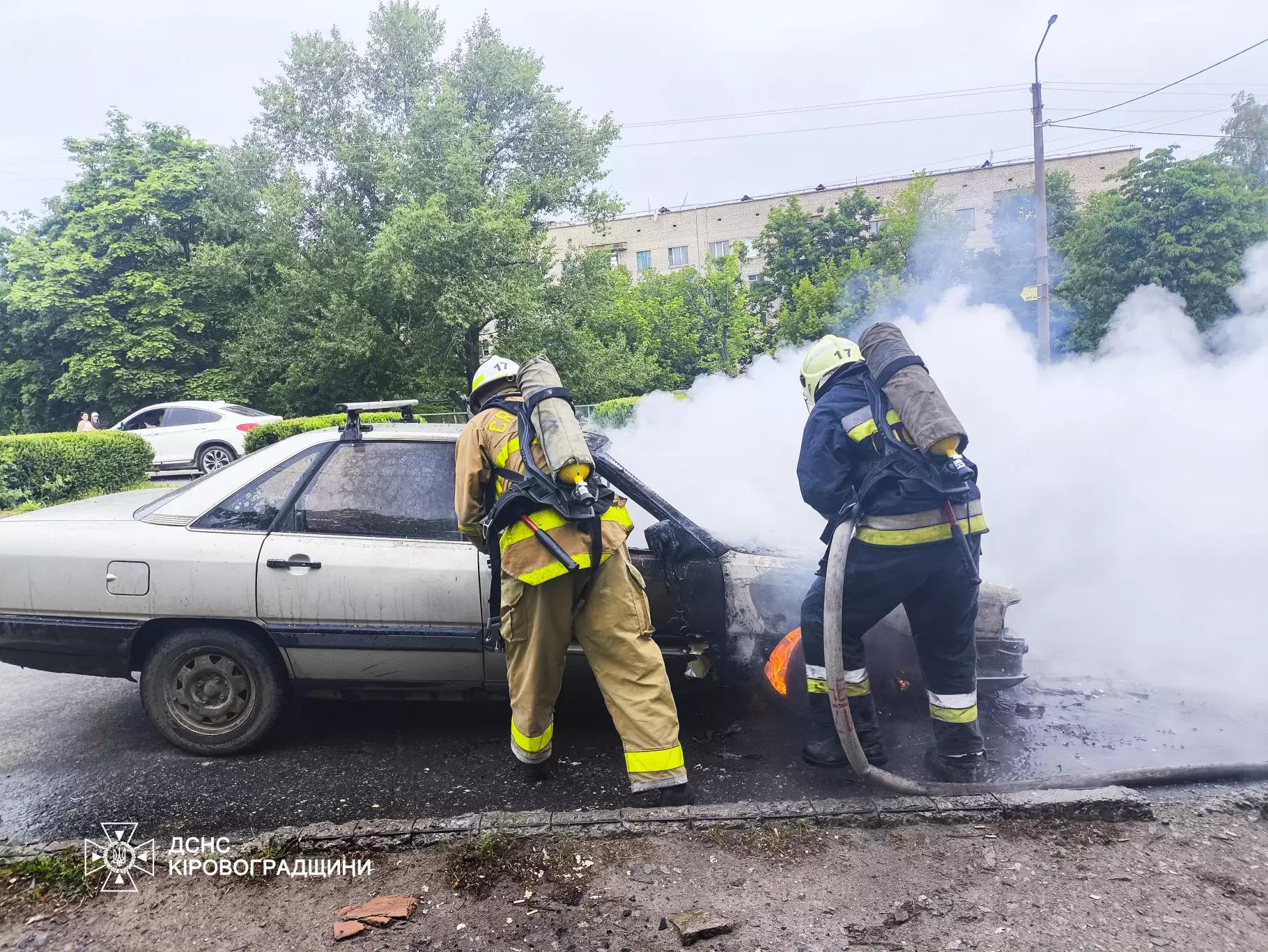 легковик Audi горів у Світловодську