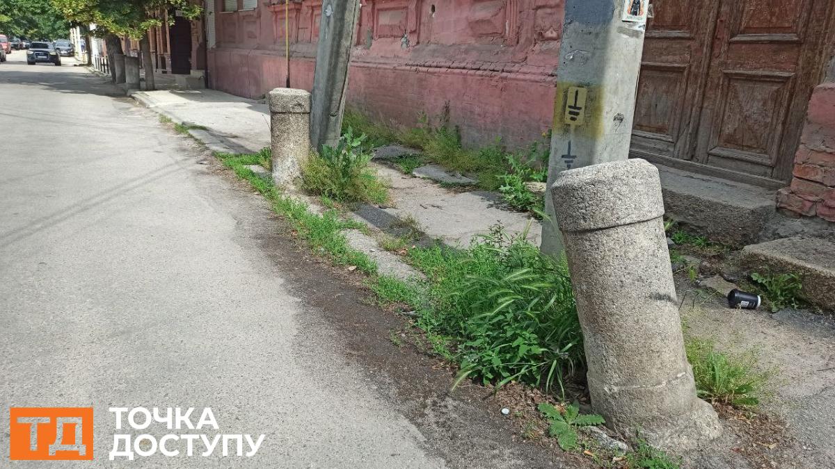 унікальні гранітні стовпчики у Кропивницькому