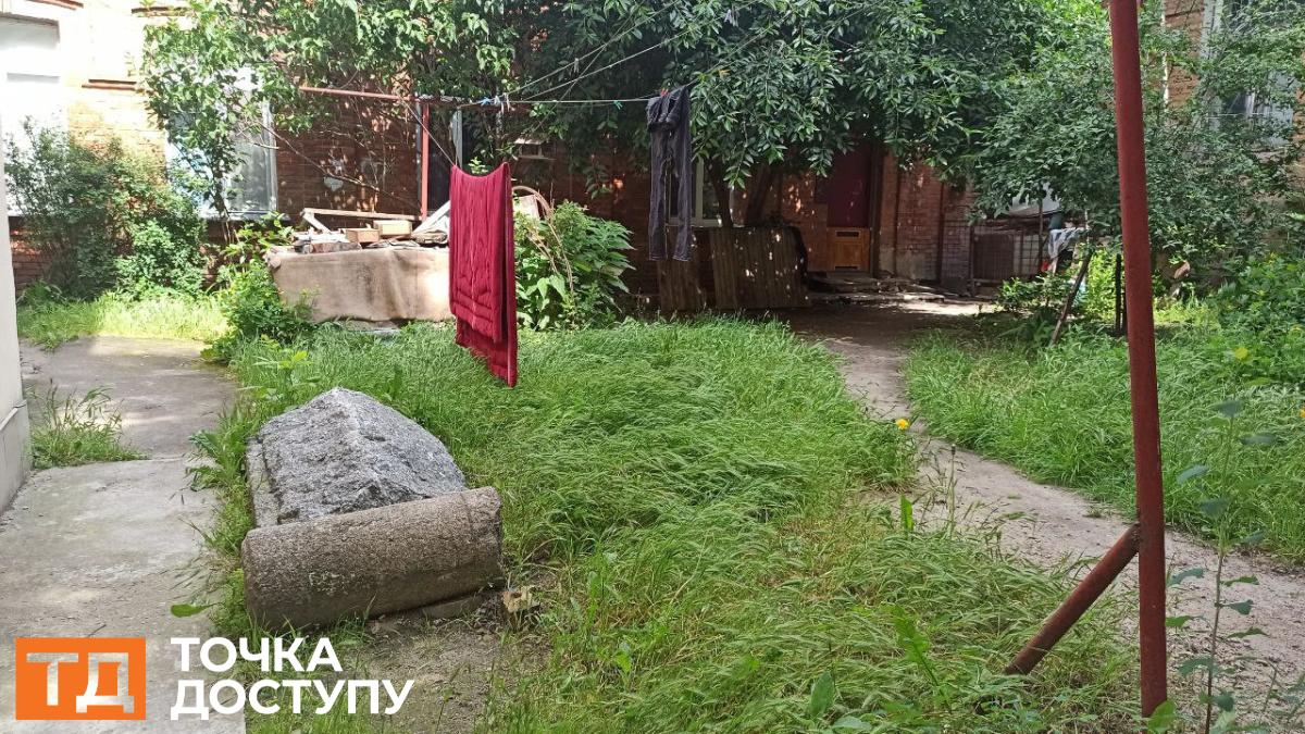 історичні стовпчики у центрі Кропивницького на вулиці Тараса Карпи