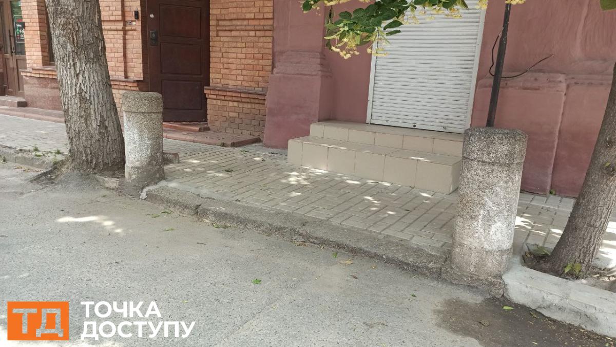 стовпчики біля будинку Ізраїля Бриля на вулиці Тараса Карпи у Кропивницькому