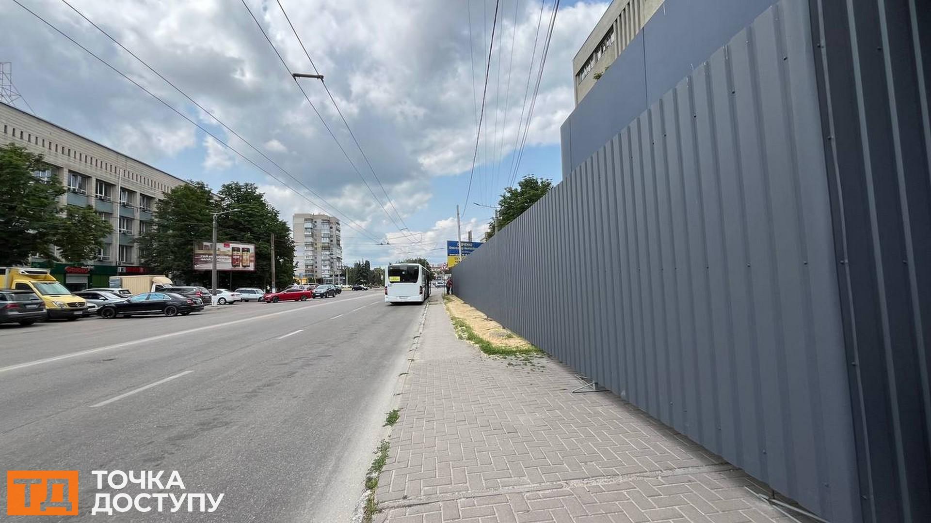 У центрі Кропивницького встановлять модульне укриття — місце вже огородили