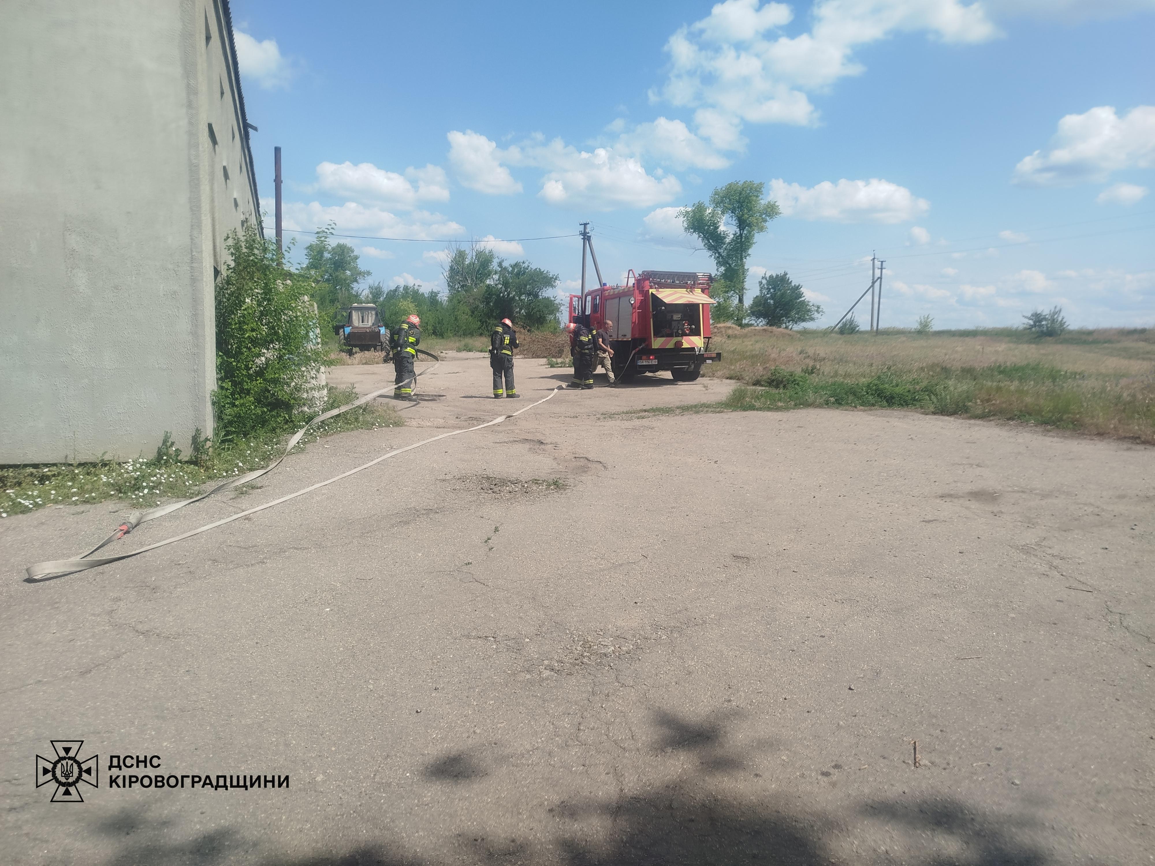 троє людей отримали опіки під час пожежі будівлі в селі у Кіровоградській області