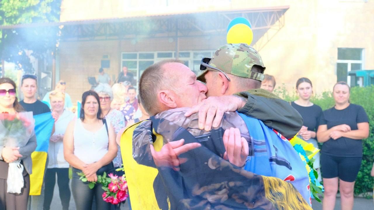 звільненого з полону військового зустріли в селі Кіровоградської області
