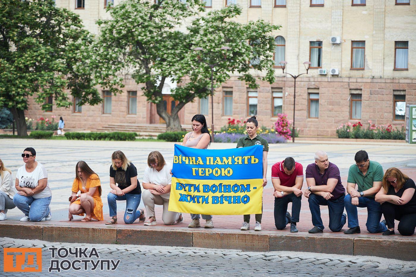 Жителі Кропивницького в скорботі прощалися із загиблими оборонцями.