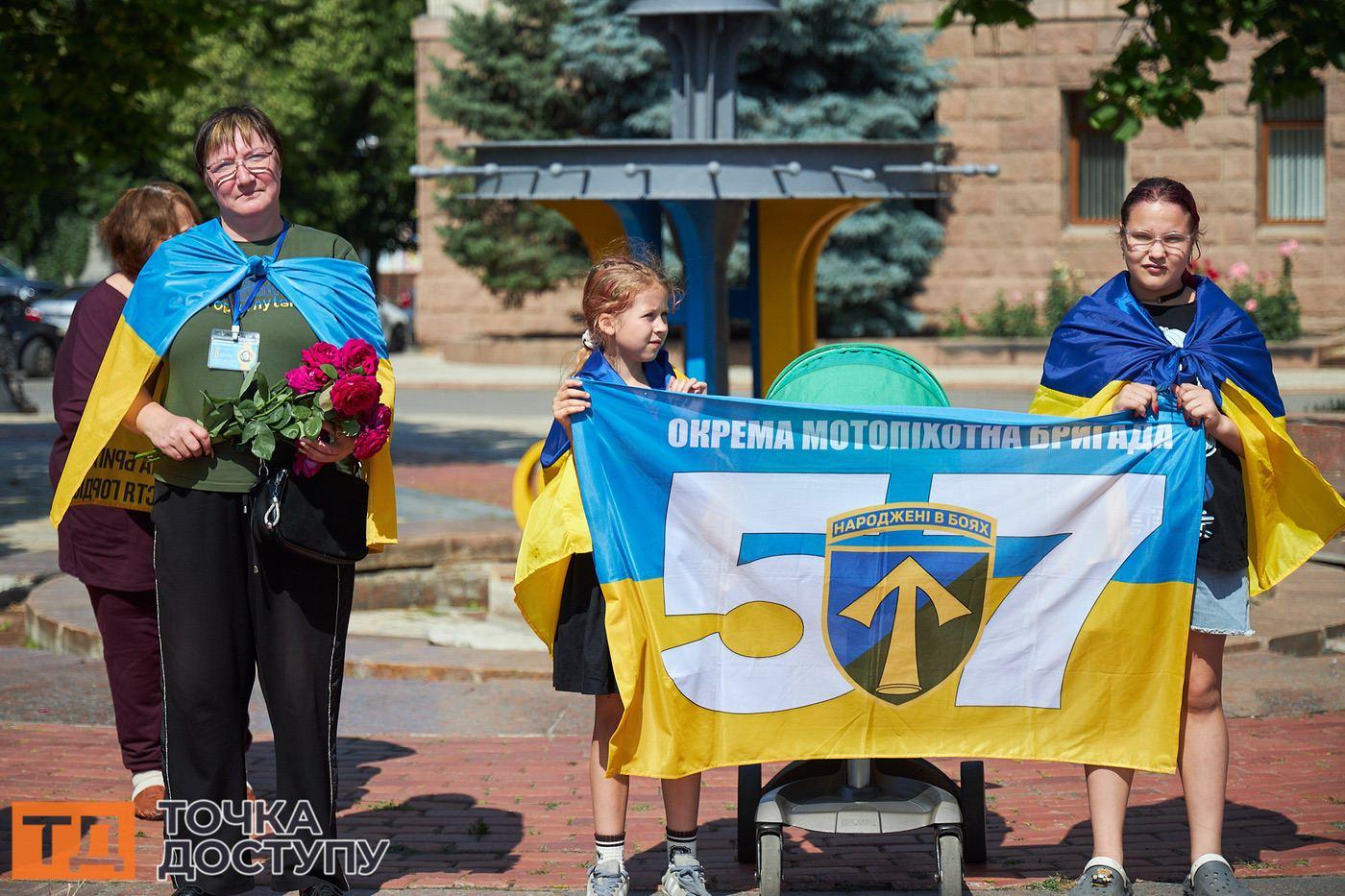 Сім’ї воїнів 57-ї окремої мотопіхотної бригади прийшли на площу Героїв Майдану, щоб віддати шану загиблим.