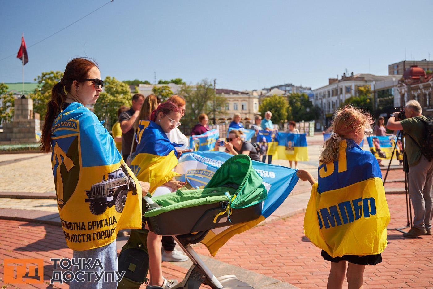 На площі Героїв Майдану відбулося вшанування пам’яті полеглих воїнів 57-ї бригади за участі їхніх родин.