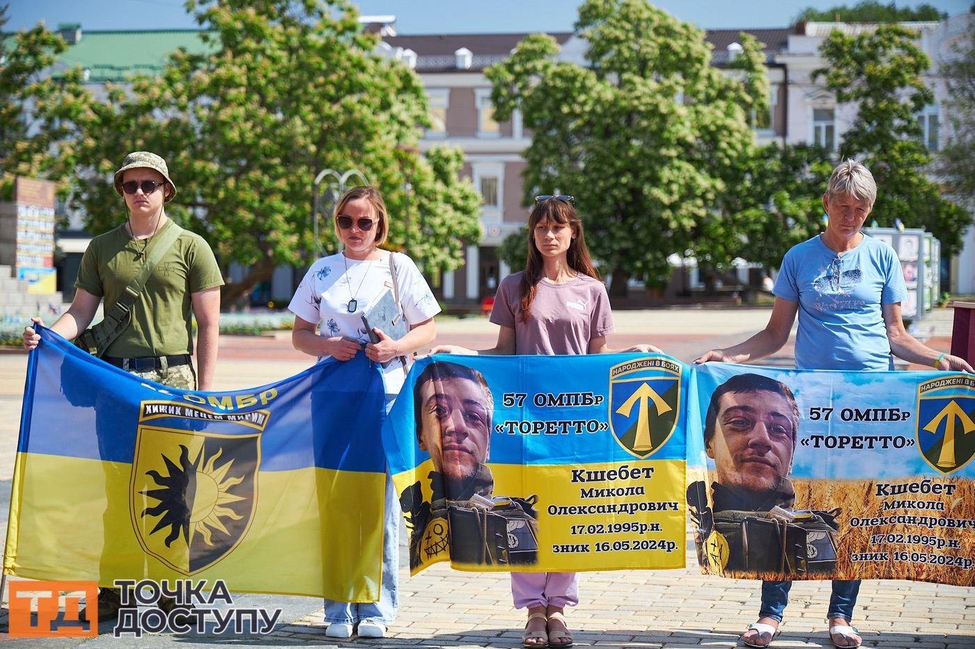 Ушанування пам’яті полеглих бійців 57-ї бригади відбулося за участі їхніх сімей на площі Героїв Майдану.