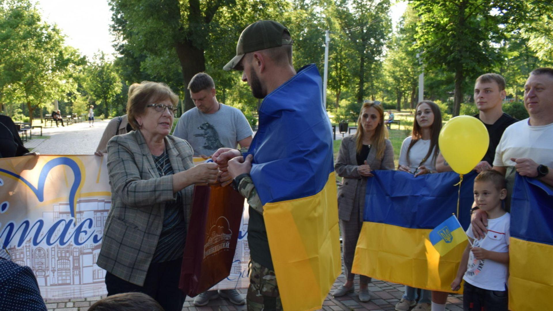 У Кропивницькому зустріли звільненого з полону військовослужбовця Ярослава Щербака