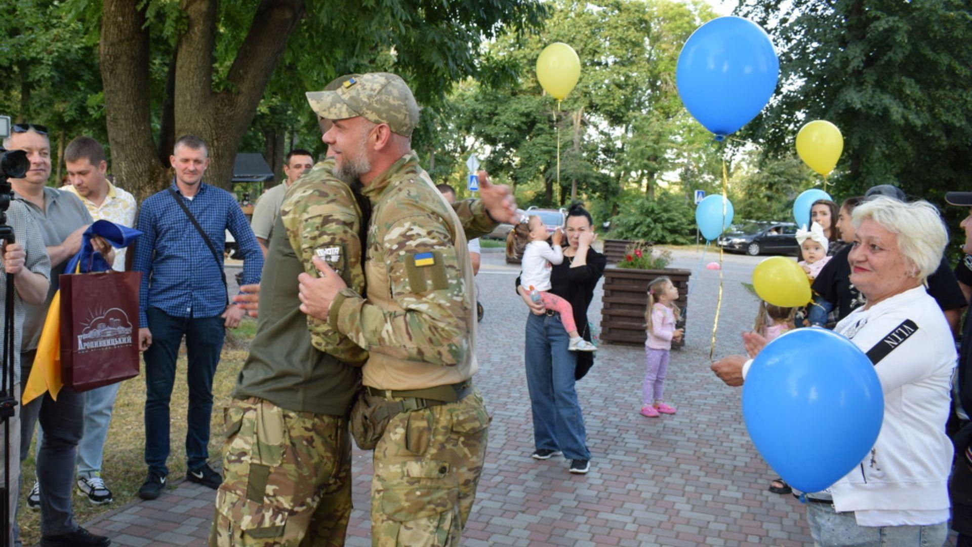 У Кропивницькому зустріли звільненого з полону військовослужбовця Ярослава Щербака