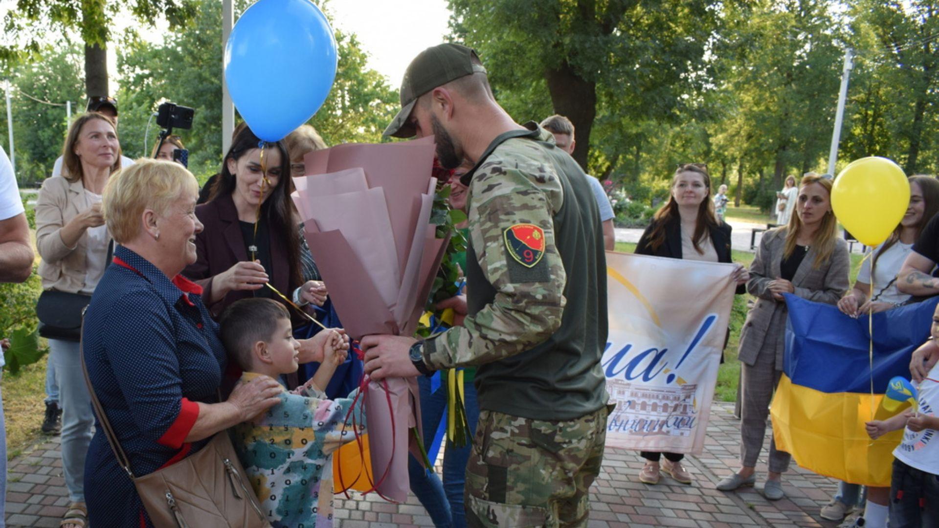 У Кропивницькому зустріли звільненого з полону військовослужбовця Ярослава Щербака