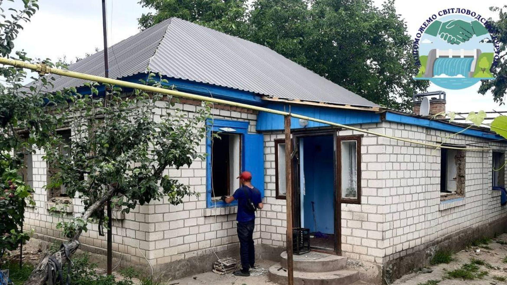 Після обстрілу: громади Кіровоградщини допомагають Світловодську відновлювати будинки