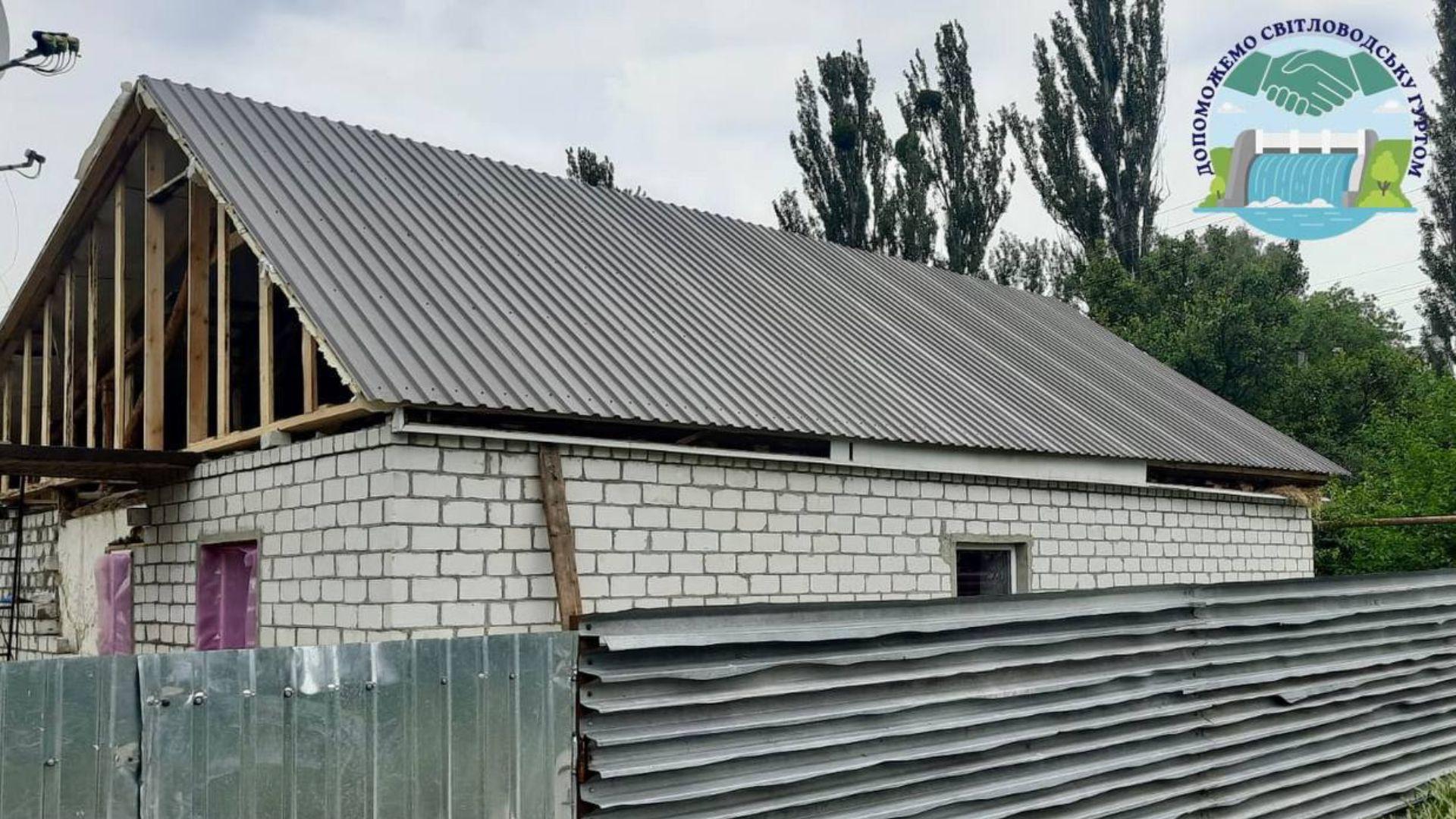 Після обстрілу: громади Кіровоградщини допомагають Світловодську відновлювати будинки