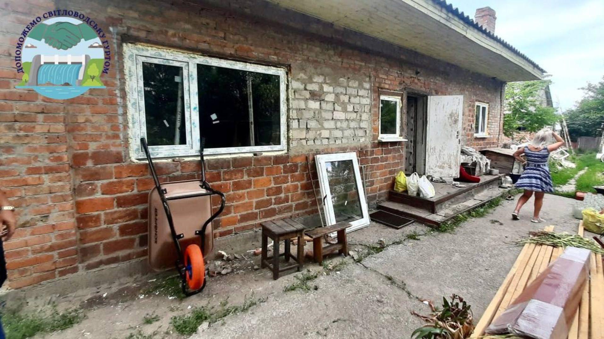 Після обстрілу: громади Кіровоградщини допомагають Світловодську відновлювати будинки