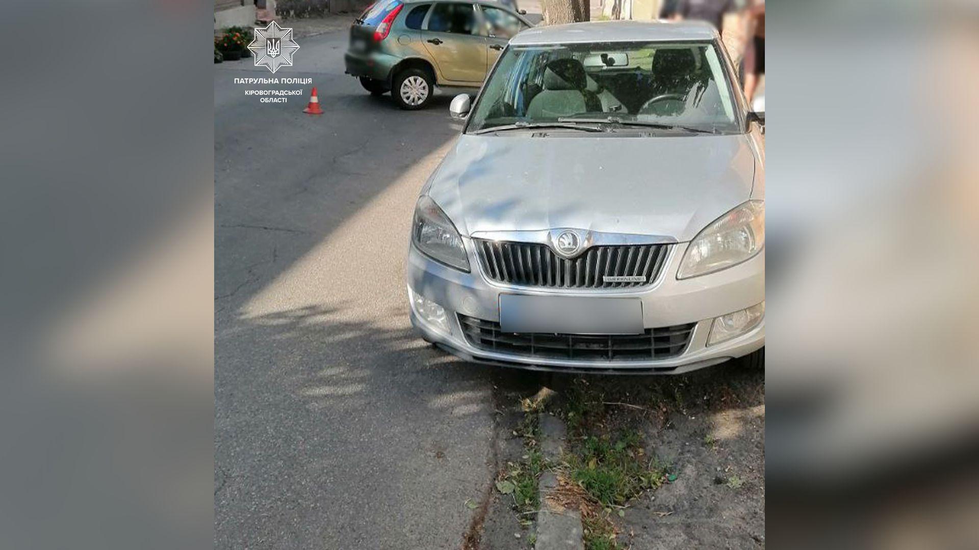 У Кропивницькому водійка ВАЗу врізалася в припаркований автомобіль