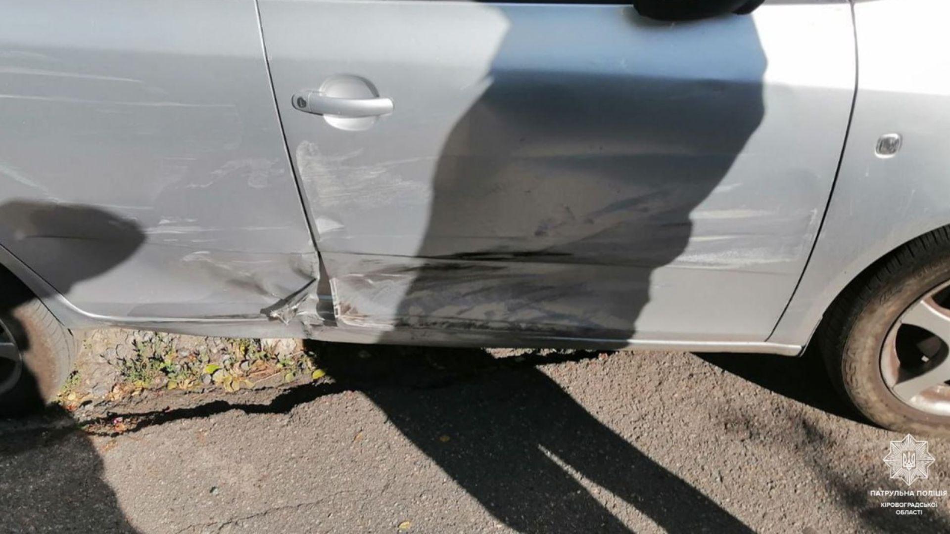У Кропивницькому водійка ВАЗу врізалася в припаркований автомобіль
