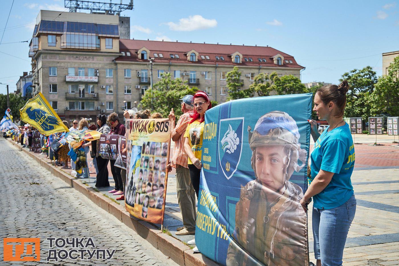 У Кропивницькому родини військовополонених та зниклих безвісти провели традиційну акцію на їхню підтримку.
